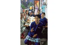 JAMU TAMU: Tetamu yang datang beraya di rumah Cik Nur Amaliah Abdul Jamal gembira dapat menikmati pelbagai lauk-pauk yang tersedia yang ditempah daripada Chilli Api Catering. - Foto ihsan NUR AMALIAH ABDUL JAMAL