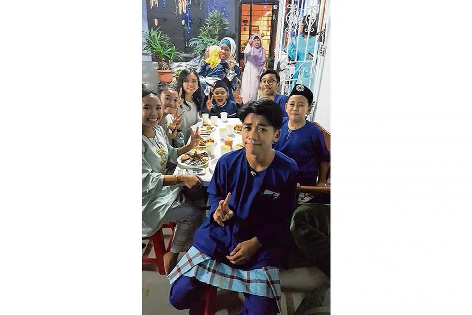 JAMU TAMU: Tetamu yang datang beraya di rumah Cik Nur Amaliah Abdul Jamal gembira dapat menikmati pelbagai lauk-pauk yang tersedia yang ditempah daripada Chilli Api Catering. - Foto ihsan NUR AMALIAH ABDUL JAMAL