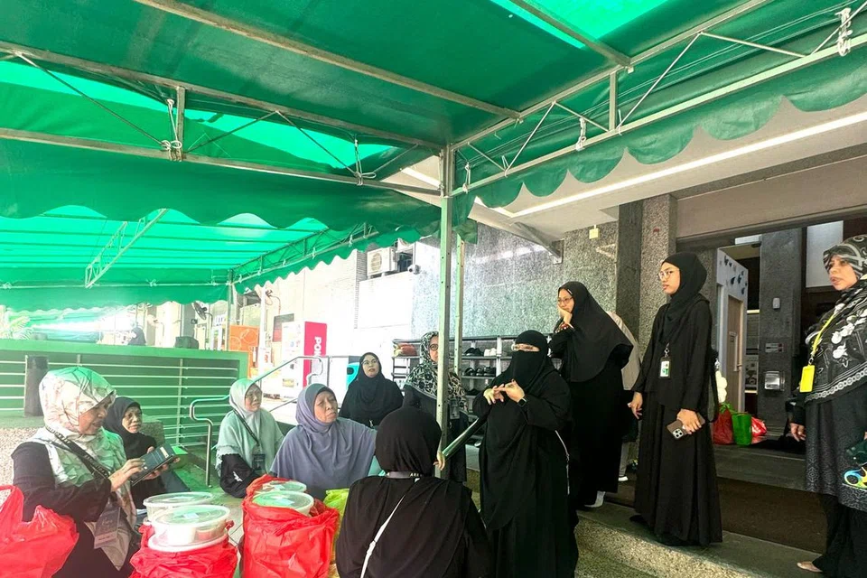 Sukarelawan Masjid Ar-Raudhah membantu menyediakan sajian sempena acara Jendela Ramadan bagi jemaah yang hadir. Sajian itu juga untuk diagihkan kepada penerima zakat di bawah naungan masjid ini.