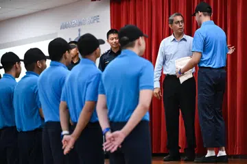 Untuk meraikan pelatih pemulihan (RT) yang akan menamatkan program pemulihan mereka di Pusat Latihan Pemulihan (RTC) di Tanah Merah Besar Rd, “Fai” (paling kanan) adalah antara 14 RT yang menerima sijil dari Menteri Negara (Ehwal dalam Negeri merangkap Pembangunan Negara) Profesor Madya Dr Muhammad Faishal Ibrahim (dua dari kanan) semasa majlis di Pusat Latihan Pemulihan (RTC) pada 21 Ogos.
