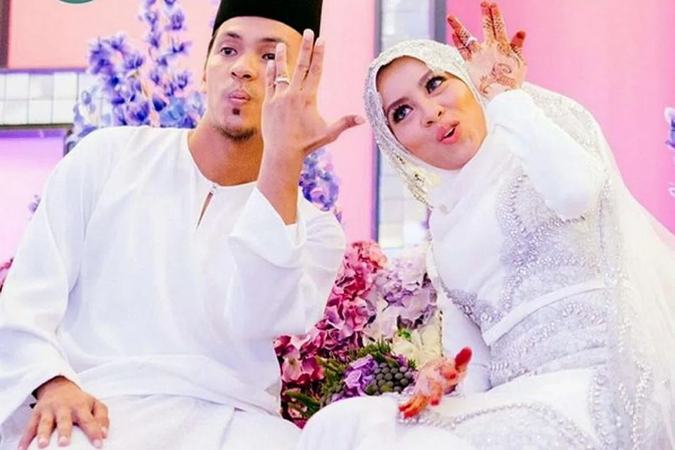 ALAMAK! DAH KAHWINLAH: Jihan Muse (kanan) bergaya selamba menunjukkan cincin bersama suaminya, Ungku Hariz, di jenjang pelamin.