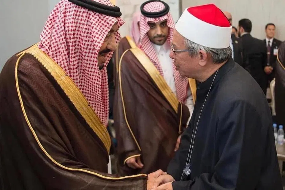 JUNJUNG KASIH: Gambar fail menunjukkan mantan Menteri di Jabatan Perdana Menteri (Hal Ehwal Agama), Datuk Seri Dr Zulkifli Mohamad Al-Bakri (kanan) ketika mengadakan pertemuan bersama Raja Arab Saudi, Raja Salman Abdulaziz Al Saud di Kuala Lumpur pada 2017.