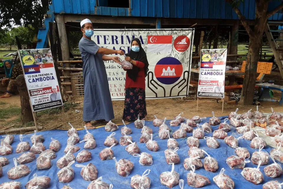 AGIH DAGING KORBAN: Selain daging korban, setiap penerima juga dibekalkan dengan barangan dapur asas untuk kegunaan harian mereka.