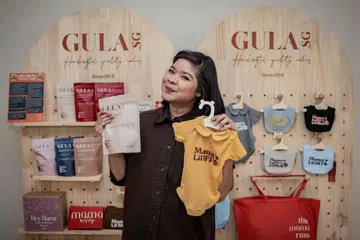 Cik Nor Munirah Abdul Gaffar, pengasas Gula Sg, bukan sahaja menghasilkan biskut laktasi, bahkan menyediakan biskut coklat klasik biasa dan kini turut menjual pakaian dan keperluan bayi.