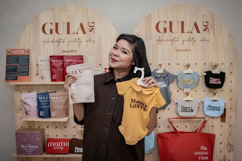 Cik Nor Munirah Abdul Gaffar, pengasas Gula Sg, bukan sahaja menghasilkan biskut laktasi, bahkan menyediakan biskut coklat klasik biasa dan kini turut menjual pakaian dan keperluan bayi.