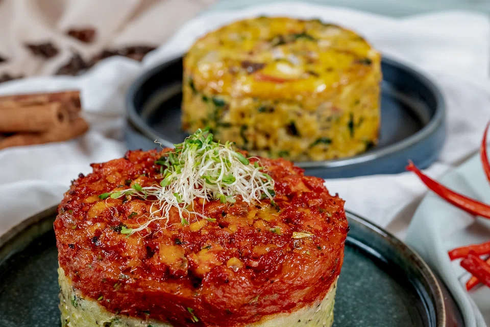 ‘Otak-Otak Casserole’ mengubah snek tempatan kegemaran yang dibalut daun pisang dan dipanggang itu menjadi hidangan kaserol bakar. Ia menampilkan lapisan adunan ikan serta kentang lecek.