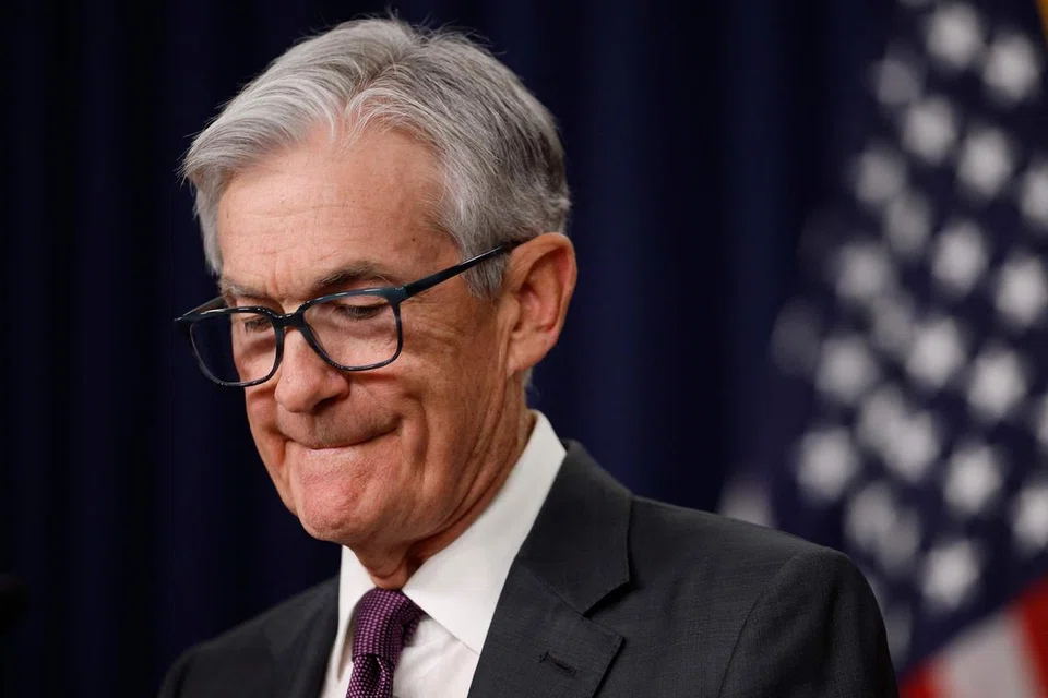 Pengerusi Rizab Persekutuan, Jerome Powell, berhenti sejenak ketika menyampaikan kenyataan dalam satu sidang akhbar selepas mesyuarat Jawatankuasa Pasaran Terbuka Persekutuan (FOMC) di ibu pejabat Rizab Persekutuan pada 19 Mac 2025 di Washington, DC.
Walaupun terdapat ketidaktentuan dalam pasaran global, Encik Powell mengumumkan bahawa kadar faedah penanda aras bank pusat akan kekal tidak berubah dalam julat 4.25 peratus hingga 4.5 peratus.