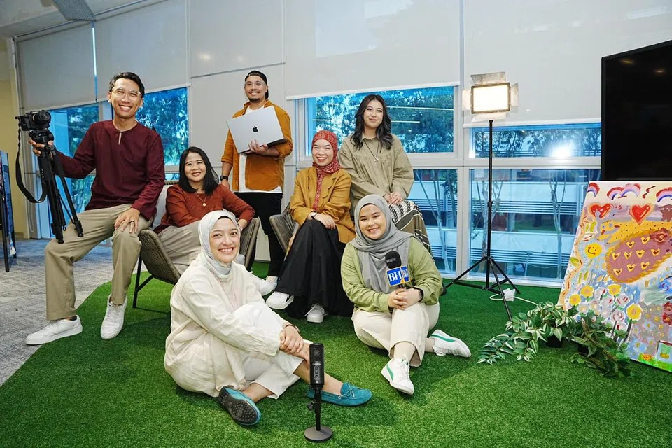 Pasukan Media Sosial BH (barisan depan, dari kiri) Cik Natasha Mustafa, Cik Ameerah Sallehuddin, (barisan belakang, dari kiri), Encik Abdul Qayyum Sarip, Cik Ervina Mohd Jamil, Encik Fakhruradzi Ismail, Cik Siti Aisyah Nordin dan Cik Amira Syaheera Azlan.