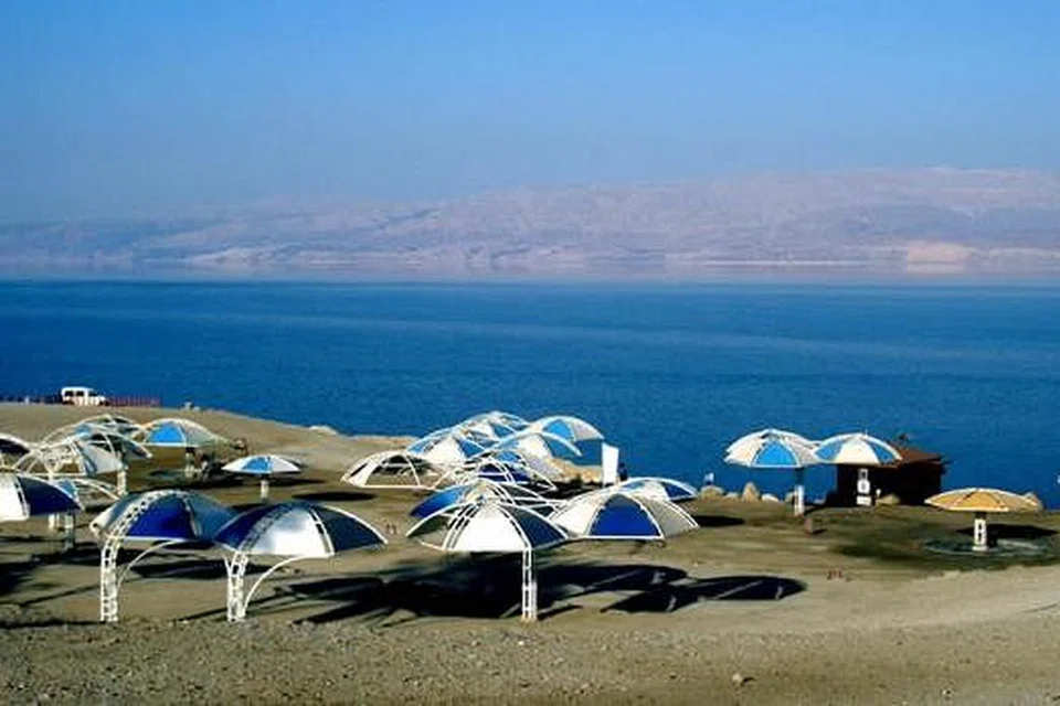 LAUT MATI: Satu kawasan di Laut Mati, Ein Gedi, di mana pihak berkuasanya menyediakan banyak khemah bagi pelancong yang mahu bermandi-manda di situ. 