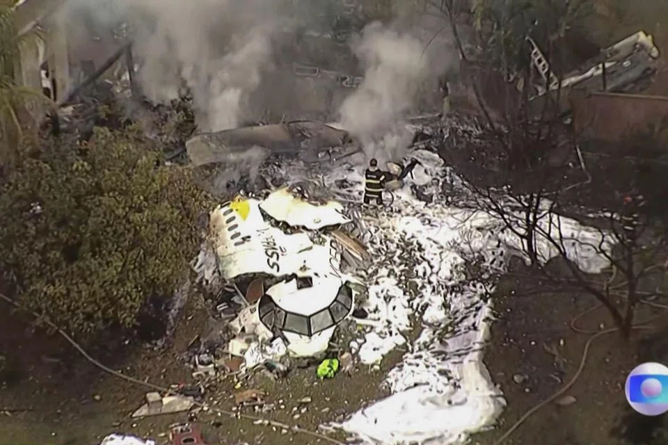 Tangkapan skrin daripada sebuah video oleh siaran Globo TV menunjukkan pandangan udara bangkai pesawat yang terhempas dan mengorbankan kesemua 61 orang di dalamnya di Vinhedo, Sao Paulo, Brazil, pada 9 Ogos 2024.