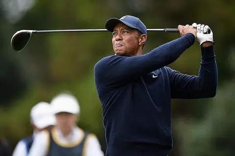 TIDAK BIMBANG: Walaupun usianya yang semakin meningkat menjejas prestasinya, Woods tidak terlalu bimbang berhadapan dengan pemain hebat lain yang bersaing merebut kejohanan Major ke-83. - REUTERS