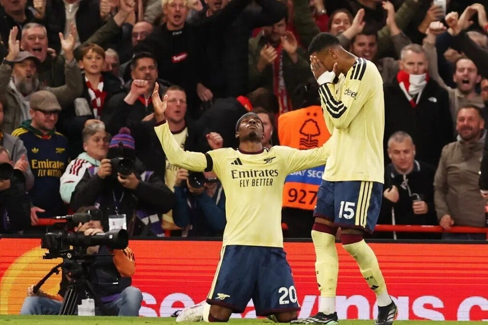 Noni Madueke (tengah) dari Arsenal meraikan jaringan gol pertama pasukannya ke gawang Nottingham Forest bersama Ezri Konsa, 10 minit sebelum tamat perlawanan.