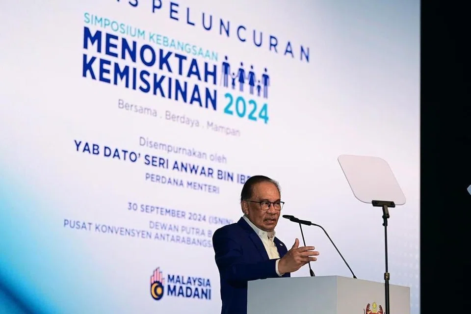Perdana Menteri Malaysia, Datuk Seri Anwar Ibrahim, berucap semasa Majlis Pelancaran Simposium Kebangsaan Menoktah Kemiskinan 2024 di Pusat Konvensyen Antarabangsa Putrajaya (PICC) pada 30 September.