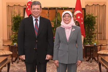 TEMUI PRESIDEN: Datuk Saifuddin menemui Presiden Halimah Yacob kelmarin dalam lawatan pengenalannya ke Singapura sebagai Menteri Luar Malaysia. - Foto BH oleh ALPHONSUS CHERN