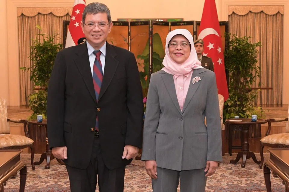 TEMUI PRESIDEN: Datuk Saifuddin menemui Presiden Halimah Yacob kelmarin dalam lawatan pengenalannya ke Singapura sebagai Menteri Luar Malaysia. - Foto BH oleh ALPHONSUS CHERN