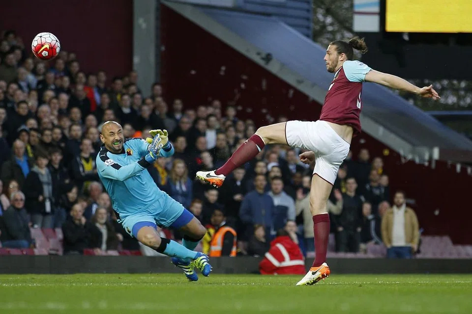 Andy Carroll menjaringkan gol pertama West Ham, yang menewaskan Watford 3-1 di Upton Park pada Rabu (20 Apr). 