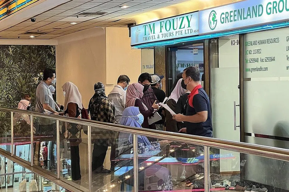 PAKEJ HAJI: Ejen penjualan pakej haji (GSA) berusaha keras untuk memenuhi keperluan bakal jemaah haji selepas pengumuman kuota haji Singapura dinaikkan baru-baru ini. - Foto-foto BH oleh HAKIM YUSOF