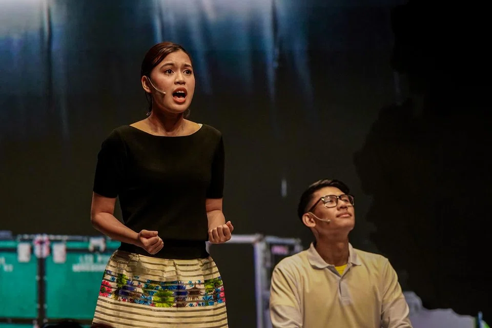 Gandingan bermakna antara Nurjannah Qurratul’Farhaien Mohamad Faizal (kiri) sebagai pelakon teater Siti Khalijah Zainal dan Ryan Thanakan Yong sebagai Tony Quek berjaya menonjolkan hubungan penting yang membentuk perjalanan awal kerjaya seni Siti Khalijah.