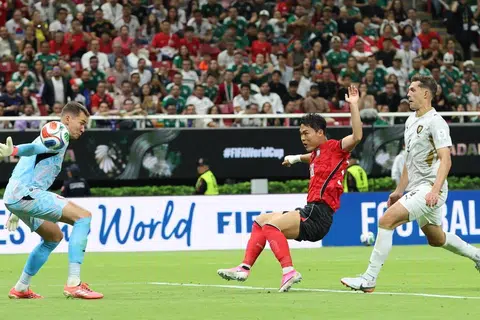 Gol oleh Oh Hyeon-gyu (tengah) memberi Korea Selatan kelebihan pada minit ke-80, sekali gus memastikan kemenangan 2-1 ke atas Republik Czech dalam perlawanan Kumpulan A Piala Dunia 2026 pada 11 Jun di Stadium Guadalajara.