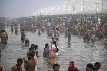 Penganut Hindu berendam di perairan suci Sangam, tempat pertemuan sungai Gangga, Yamuna dan Saraswati semasa perayaan Maha Kumbh Mela di Prayagraj, India, pada 13 Januari.
