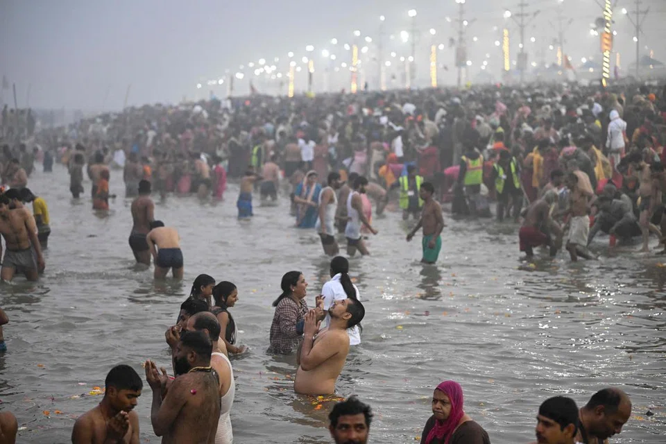 Penganut Hindu berendam di perairan suci Sangam, tempat pertemuan sungai Gangga, Yamuna dan Saraswati semasa perayaan Maha Kumbh Mela di Prayagraj, India, pada 13 Januari.