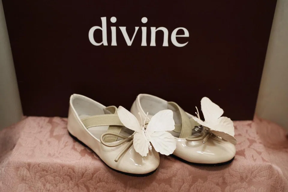 Koleksi kasut terkini yang menawarkan saiz kanak-kanak perempuan untuk dipadankan dengan kasut dewasa. Kasut ini berharga $35.