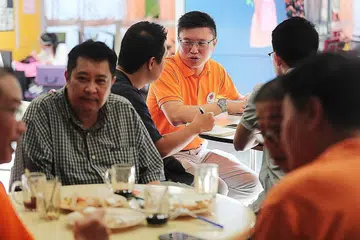 SEDIA BERTANDING: Setiausaha Agung NSP, Encik Spencer Ng (bercermin mata) berkata, partinya akan kekal bertanding di kawasan-kawasan undi Tampines GRC, Sembawang GRC dan kawasan undi perwakilan perseorangan (SMC) Pioneer dan MacPherson. - Foto BH oleh KELVIN CHNG