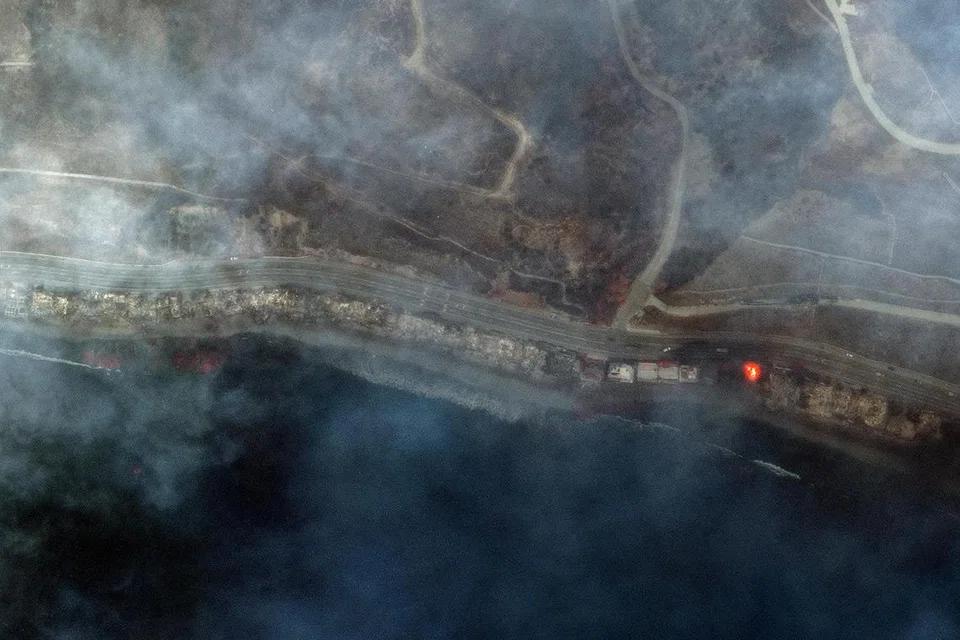 Imej satelit menunjukkan asap tebal menyelubungi Lebuhraya Pantai Pasifik di sepanjang pantai Malibu akibat kebakaran dahsyat di California, Amerika Syarikat, pada 8 Januari 2025.