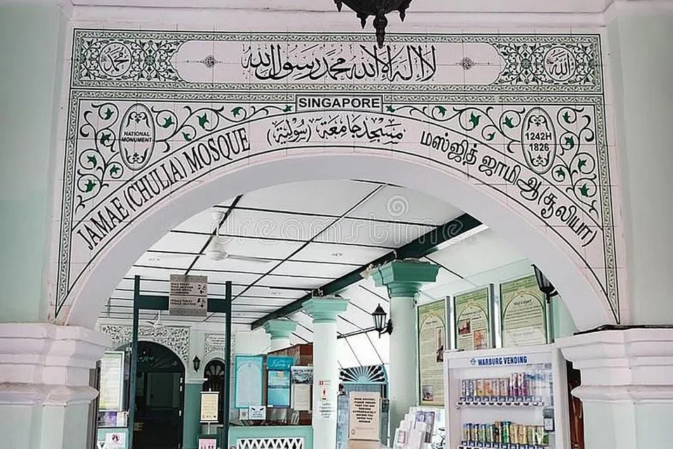 MASJID BERSEJARAH: Masjid Jamae Chulia dibina pada 1826 dan diwartakan sebagai monumen negara pada 1974. Masjid ini perlu menjalani kerja-kerja peningkatan bermula pada akhir bulan ini. - Foto-foto MASJID JAMAE CHULIA
