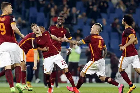 TIDAK GENTAR: Pemain Roma, Stephan El Shaarawy (tengah), meraikan jaringan ke atas Frosinone bersama rakan-rakannya. Roma bakal berentap dengan Real Madrid dari Sepanyol dalam satu perlawanan Liga Juara-Juara. - Foto REUTERS