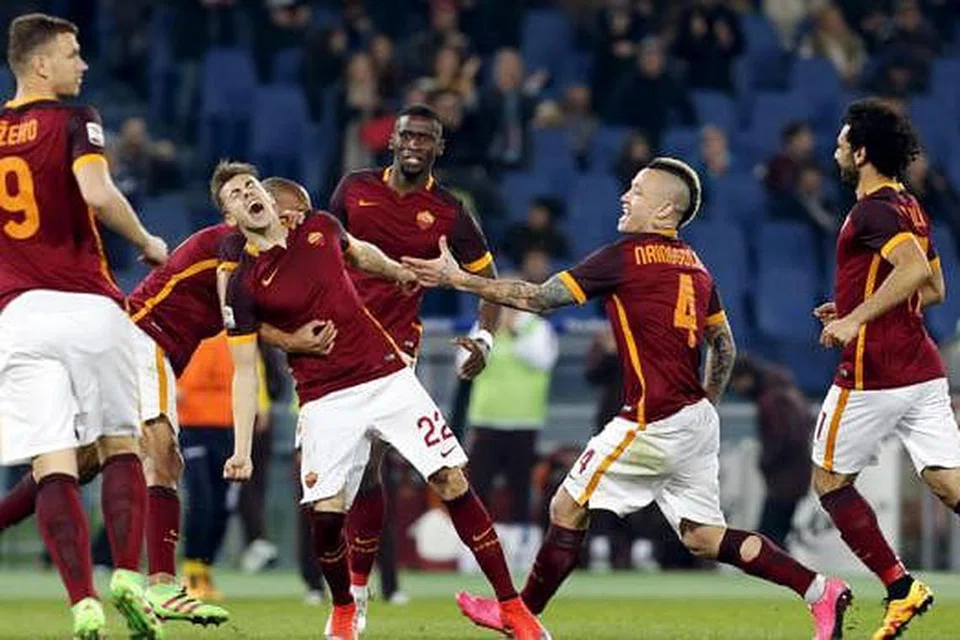 TIDAK GENTAR: Pemain Roma, Stephan El Shaarawy (tengah), meraikan jaringan ke atas Frosinone bersama rakan-rakannya. Roma bakal berentap dengan Real Madrid dari Sepanyol dalam satu perlawanan Liga Juara-Juara. - Foto REUTERS