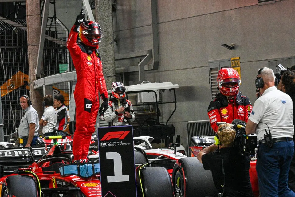 CEMERLANG: Pemandu Ferrari Carlos Sainz meraikan  kejayaannya mendapat kedudukan pertama dalam pusingan kelayakan Formula Satu Grand Prix Singapura 2023 pada Sabtu.