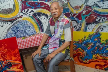 GUGURNYA PERMATA: Ikon seni tersohor, Allahyarham Sarkasi Said, yang dikenali dengan lukisan batiknya yang abstrak, meninggal dunia malam kelmarin. - Foto fail