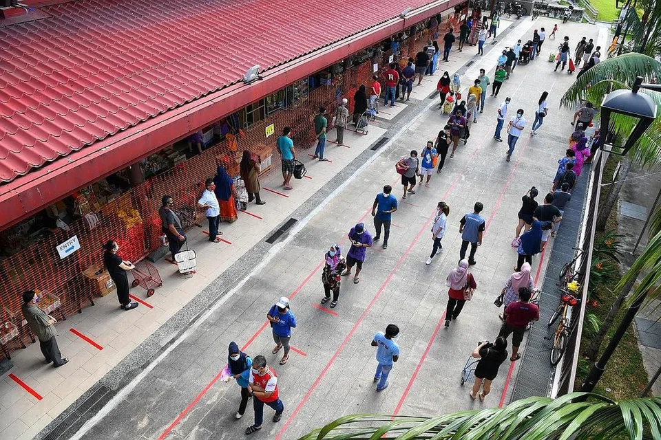 MENUNGGU GILIRAN: Meskipun ramai pengunjung beratur sejak pagi semalam, tinjauan Berita Minggu mendapati masa menunggu untuk memasuki Psar Geylang Serai sekitar lima minit sahaja ketika wartawan berada di sana sekitar 8.30 pagi. - Foto BH oleh CHONG JUN LIANG