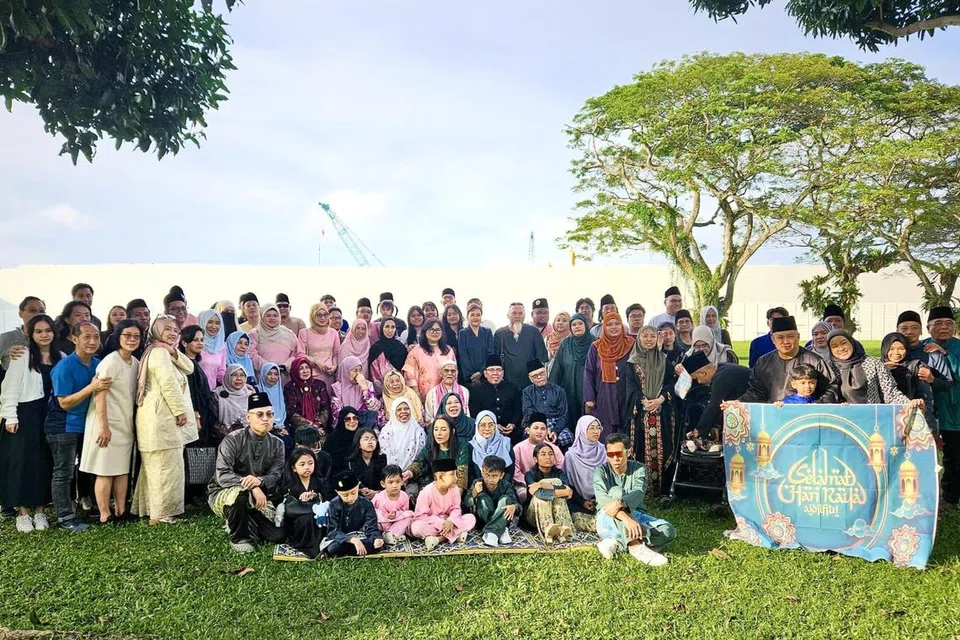 Keluarga besar Allahyarham Othman Abdul Kamar berkumpul di Blok 629 Bedok Reservoir Road