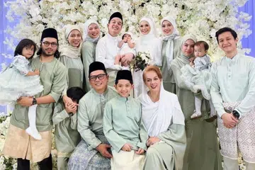 TAJAAN TIDAK DIDUGA: Anak Allahyarham Ridzuan Hashim, Muhammad Dhanial Ridzuan (menggendong bayi), mendapat rezeki apabila majlis resepsinya ditaja Temu Jelatek The Event Space dengan nilai separuh juta ringgit.