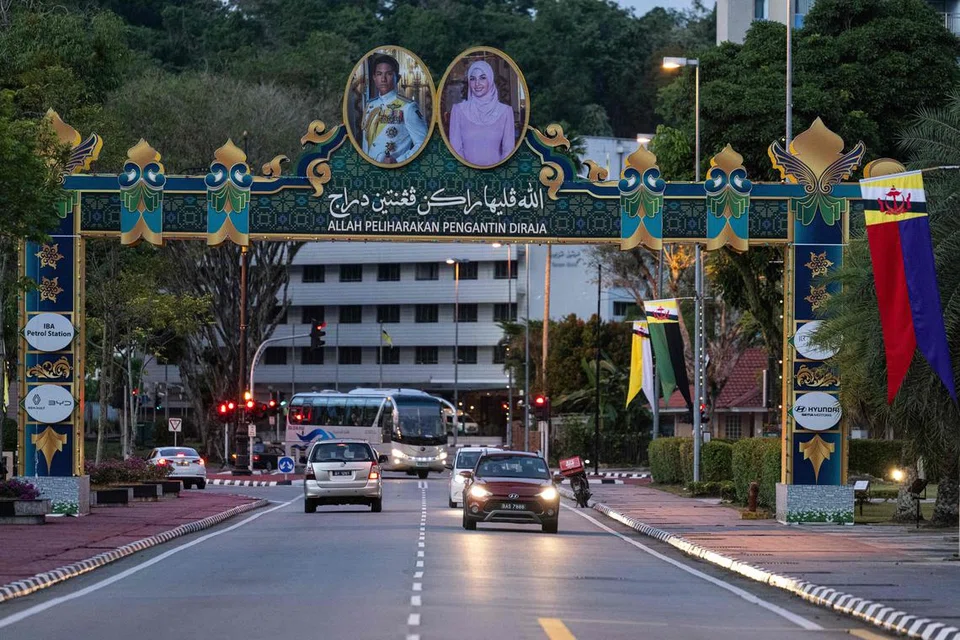 PENGANTIN BARU: Gambar pasangan pengantin baru Pangiran Muda Abdul Mateen Bolkiah dan Yang Mulia Anisha Rosnah menghiasi jalan raya Brunei.