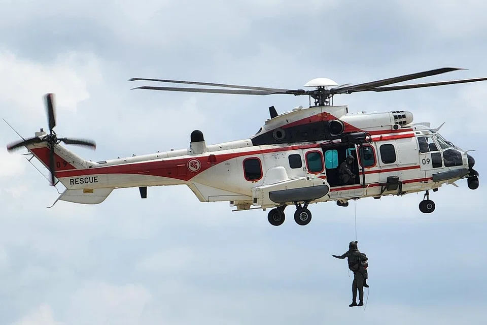 ANTARA SIMULASI: Seorang mangsa diangkut naik helikopter RSAF H225M dalam satu simulasi senario kemalangan udara.