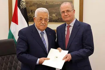 Perdana Menteri Penguasa Palestin yang baru dilantik, Dr Mohammad Mustafa (kanan). Bersama beliau bergambar ialah Presiden Palestin, Encik Mahmoud Abbas. 