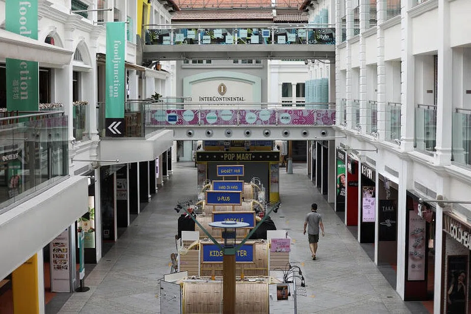 BUGIS JUNCTION: Pusat beli-belah ini adalah antara tempat yang dikenal pasti Kementerian Kesihatan (MOH) sebagi lokasi kunjungan kes Covid-19 pada hujung minggu lalu (26 September). - Foto FAIL