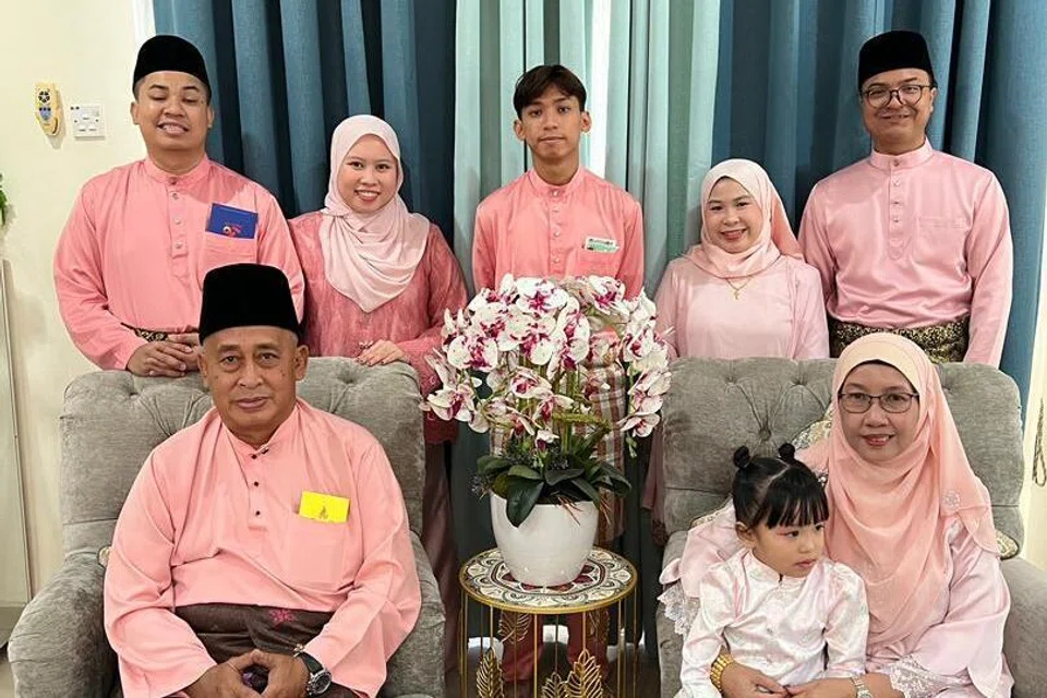Gambar kenangan pesara guru, Encik Zainudin Abdul Halim, 62 tahun (duduk kiri) bersama anak, menantu dan cucunya pada Aidilfitri 2025, sebelum kejadian letupan dan kebakaran dahsyat paip gas Petronas memusnahkan kediaman mereka di Kampung Kuala Sungai Baru.