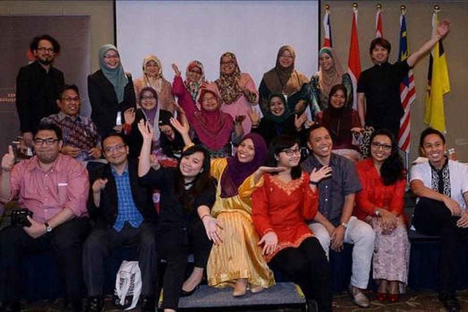 NATIJAH JAYA: Di kelilingi rakan seperjuangan dan para pendukung, Pengerusi Mastera Singapura yang juga Timbalan Pengerusi Majlis Bahasa Melayu, Profesor Madya Dr Hadijah Rahmat (duduk tengah tiga dari kiri), rasa bersyukur dan terharu akhirnya sidang dan seminar Majlis Sastera Asia Tenggara (Mastera) terlaksana buat kali pertama di Singapura ketika sambutan jubli emas kemerdekaan watan. - Foto TAUFIK A. KADER