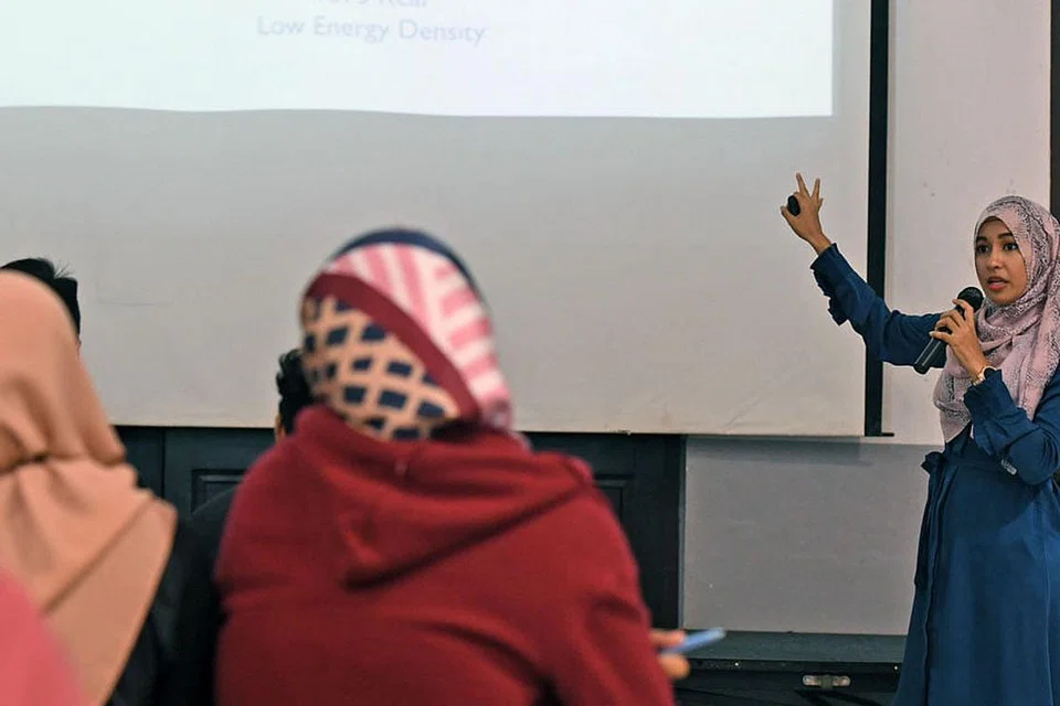 CEDOK ILMU: Program Asatizah Sihat turut menyelitkan ceramah kesihatan yang disampaikan profesional penjagaan kesihatan, seperti Cik Humairah Hameed, seorang pakar pemakanan, yang mengupas topik makanan sunnah. - Foto BH oleh DESMOND FOO 