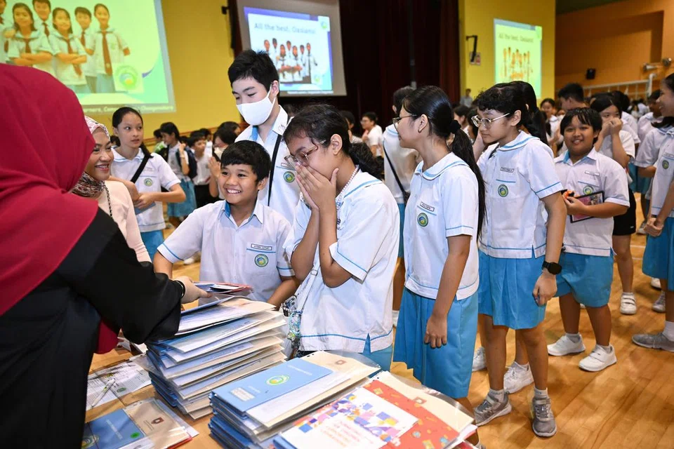 Murid Sekolah Rendah Oasis menerima keputusan Peperiksaan Tamat Sekolah Rendah (PSLE) ​​2024 mereka pada 20 November.