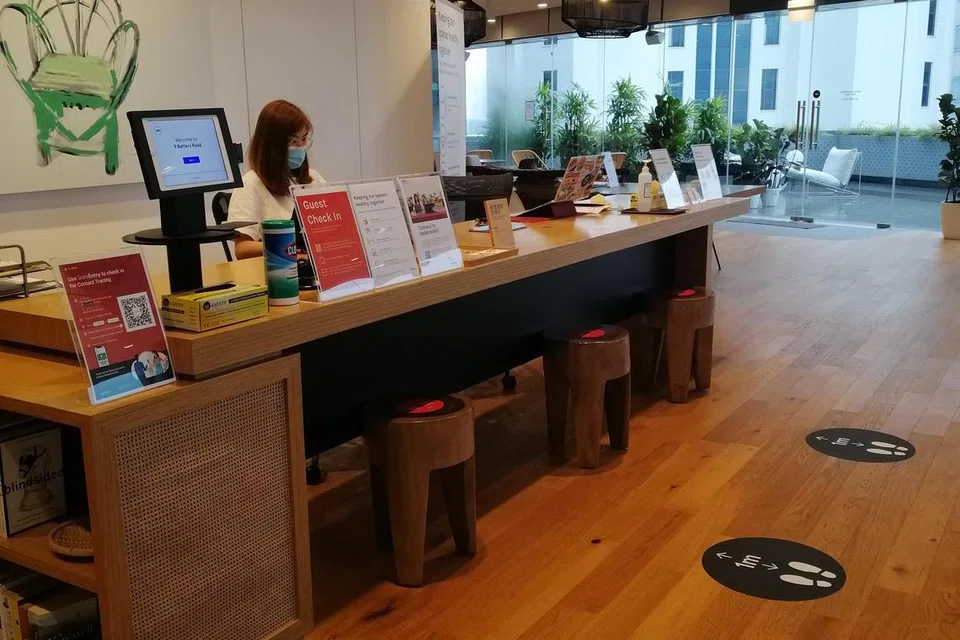 BEROPERASI SEPERTI BIASA: WeWork menyatakan ia tidak ada rancangan mengurangkan jumlah kakitangan atau memotong gaji pekerjanya di Singapura. Gambar menunjukkan salah satu ruang WeWork di Singapura. 