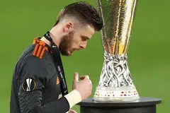 DIGANTI: Manchester United akan mendapatkan penjaga gol Atletico Madrid, Jan Oblak bagi menyelesaikan krisis pemain nombor satu mereka bagi menggantikan David De Gea (atas). - Foto AFP