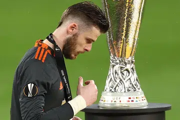 DIGANTI: Manchester United akan mendapatkan penjaga gol Atletico Madrid, Jan Oblak bagi menyelesaikan krisis pemain nombor satu mereka bagi menggantikan David De Gea (atas). - Foto AFP
