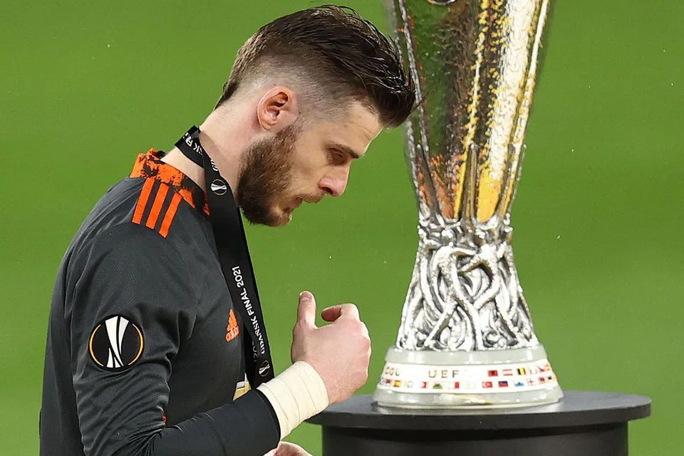 DIGANTI: Manchester United akan mendapatkan penjaga gol Atletico Madrid, Jan Oblak bagi menyelesaikan krisis pemain nombor satu mereka bagi menggantikan David De Gea (atas). - Foto AFP
