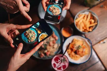 Budaya merakam pengalaman menjamu selera menerusi video, foto dan ulasan di media sosial mungkin seronok tapi adakah ia menjejas pengalaman sebenar menjamu selera?