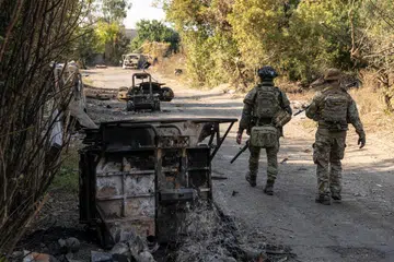 Anggota Briged Mekanis Berasingan ke-93 ‘Kholodnyi Yar’ Ukraine melakukan rondaan di bandar Druzhkivka, wilayah Donetsk, timur Ukraine, pada 12 September 2026, sedang perang Russia-Ukraine berterusan. Indonesia kini menyiasat dakwaan Ukraine bahawa sekurang-kurangnya lapan warga Indonesia telah direkrut menyertai tentera Russia, dengan seorang individu yang dipercayai sudah menyertai angkatan itu dilaporkan menghubungi Kementerian Luar Indonesia melalui WhatsApp.